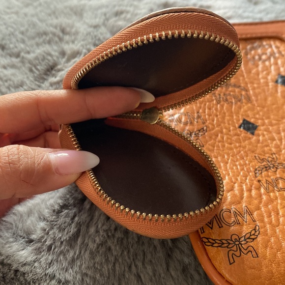 MCM s/m pochette with removable key/change purse. - Picture 2 of 4